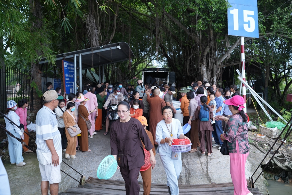 Phóng sinh tại bến phà Bình Mỹ.