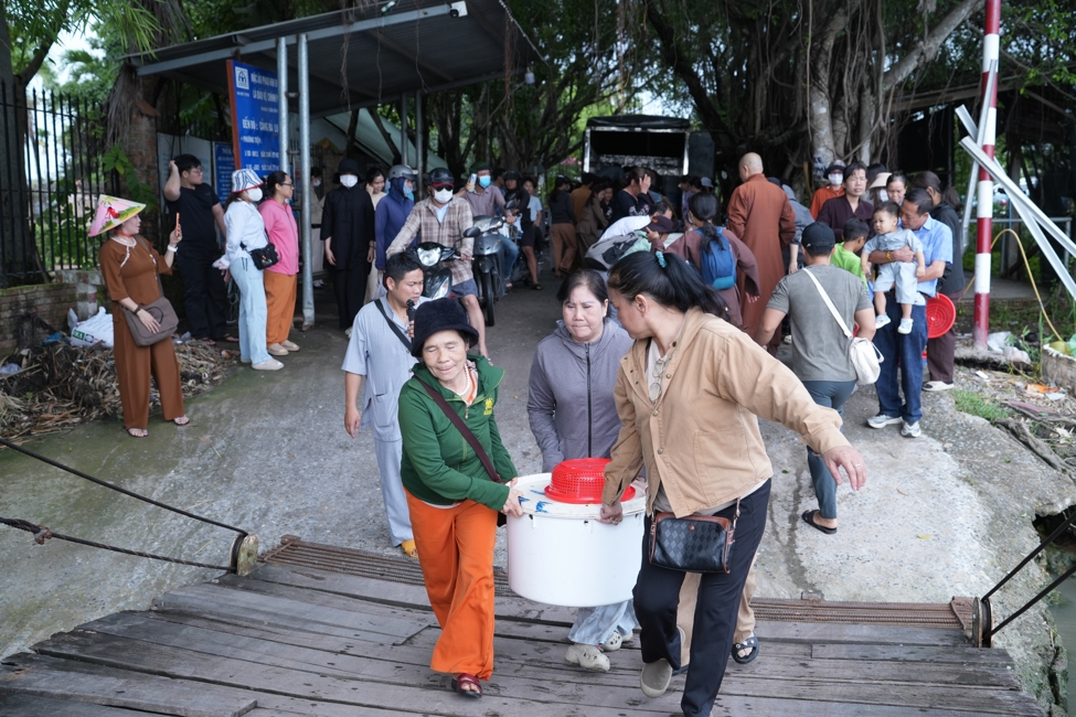 Phóng sinh tại bến phà Bình Mỹ.