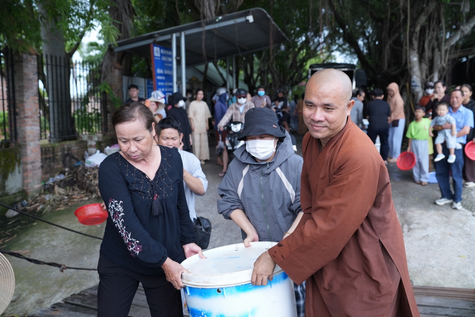Phóng sinh tại bến phà Bình Mỹ.