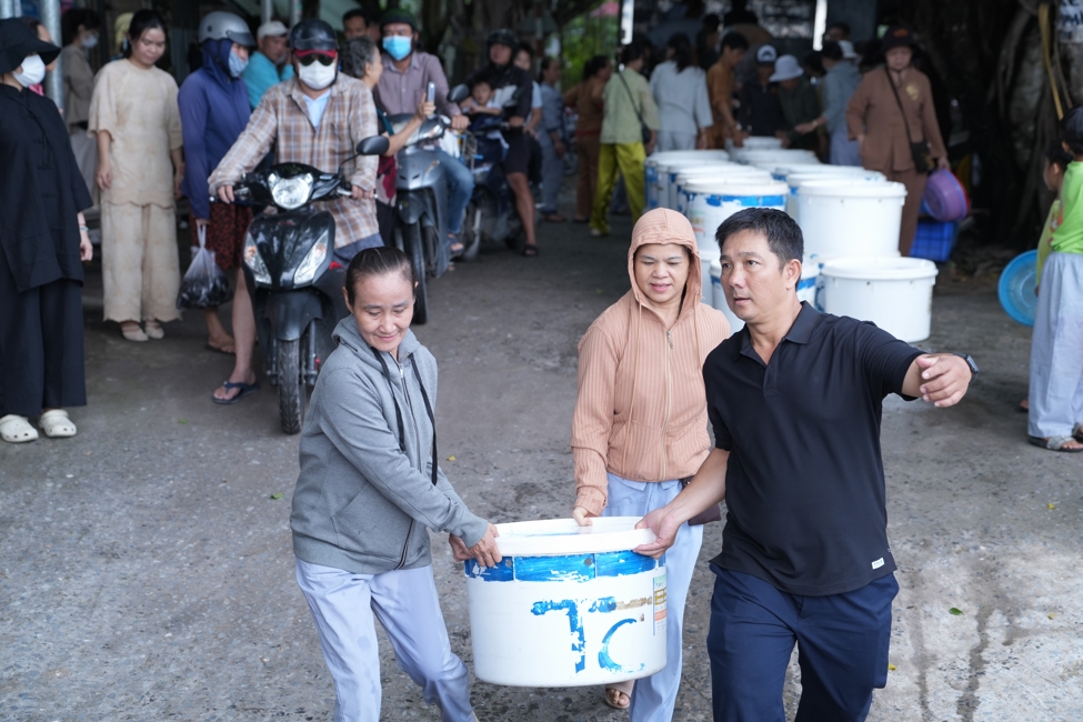Phóng sinh tại bến phà Bình Mỹ.