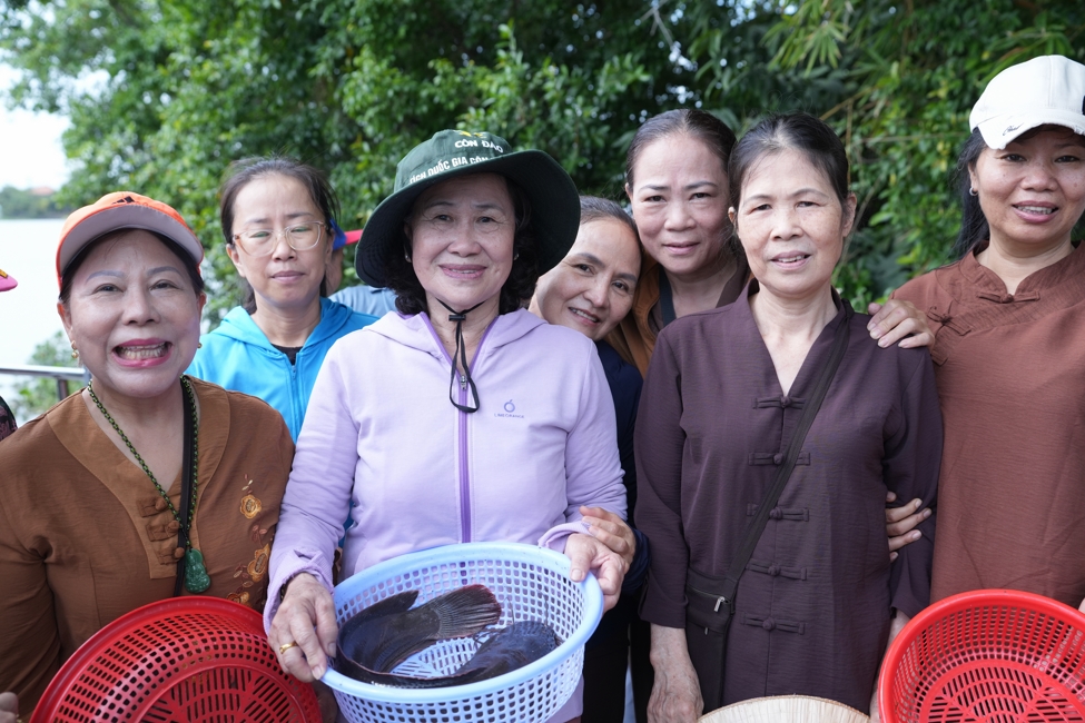 Phóng sinh tại bến phà Bình Mỹ.