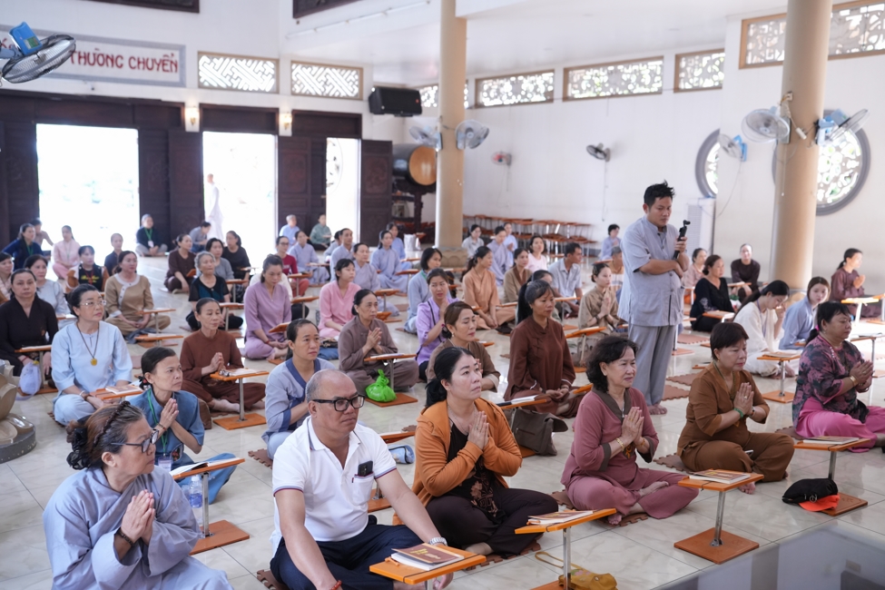 Phóng sinh tại bến phà Bình Mỹ.