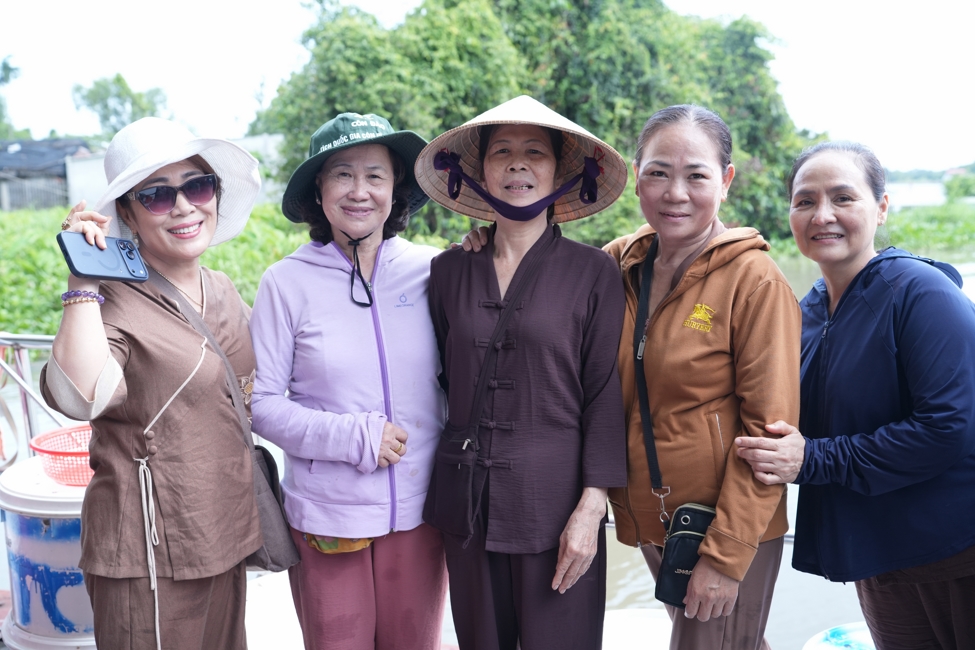 Phóng sinh tại bến phà Bình Mỹ.