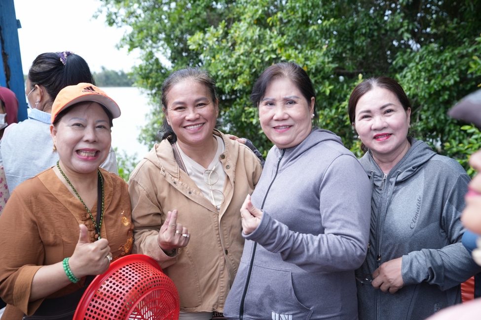 Phóng sinh tại bến phà Bình Mỹ.