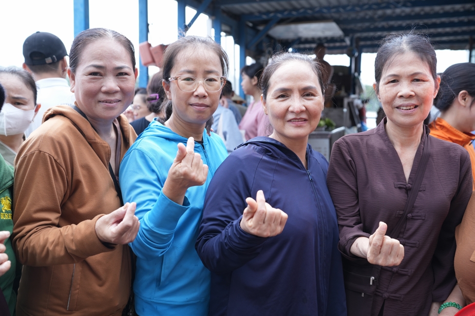 Phóng sinh tại bến phà Bình Mỹ.