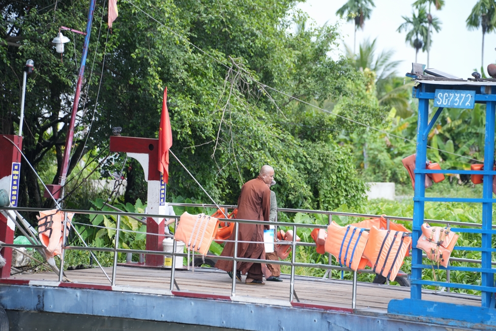 Phóng sinh tại bến phà Bình Mỹ.