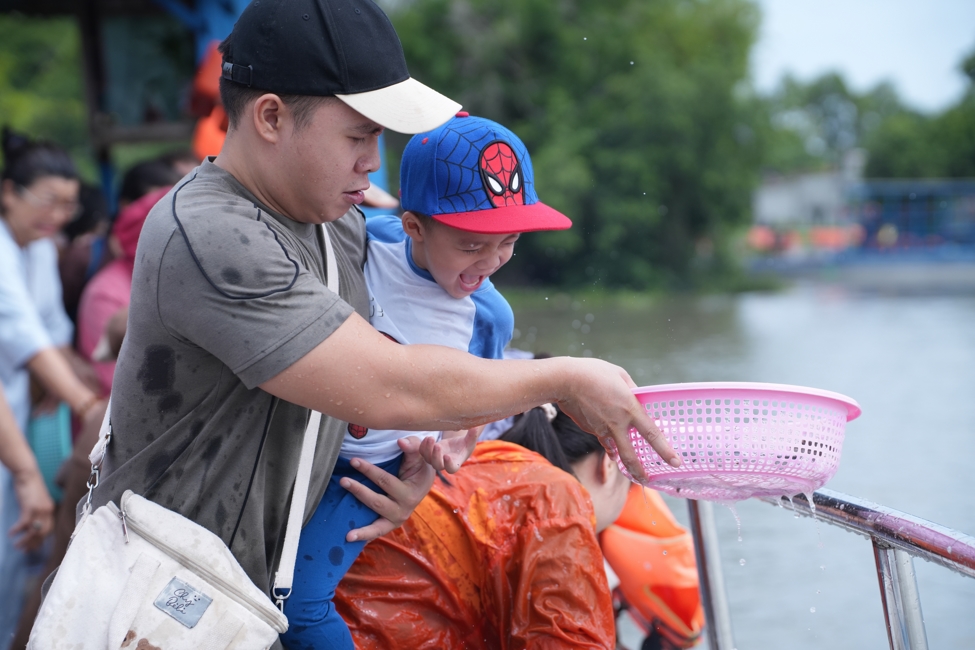 Phóng sinh tại bến phà Bình Mỹ.