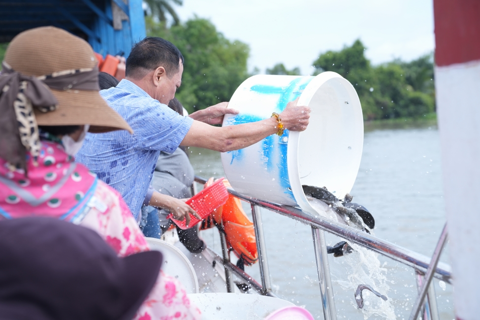 Phóng sinh tại bến phà Bình Mỹ.