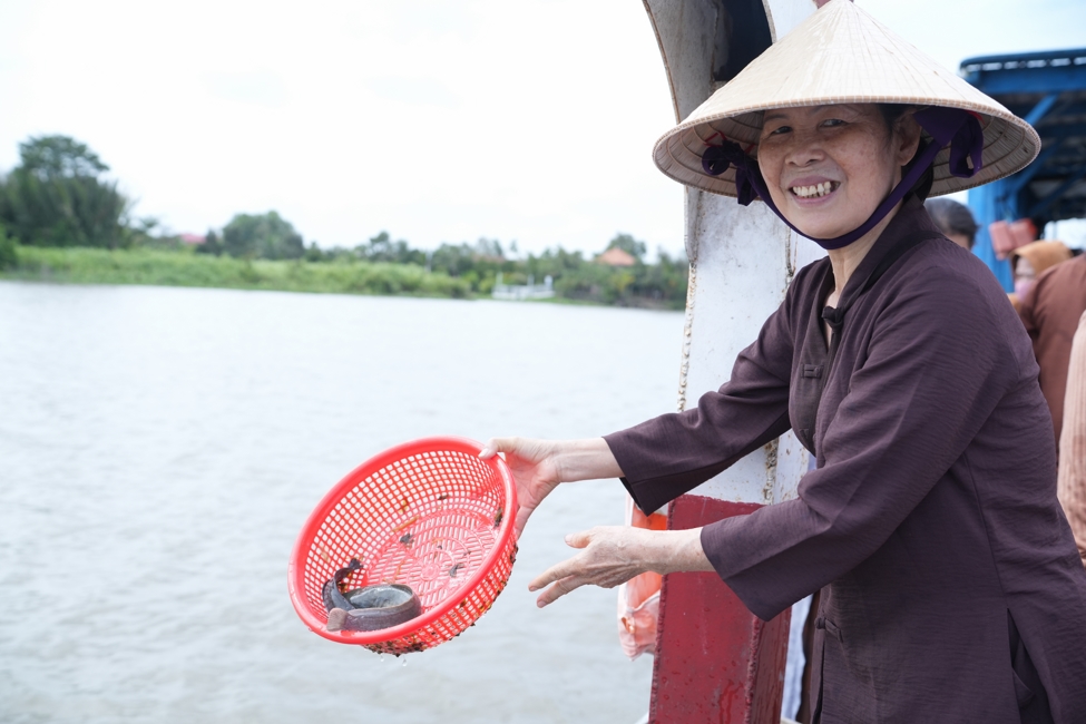 Phóng sinh tại bến phà Bình Mỹ.