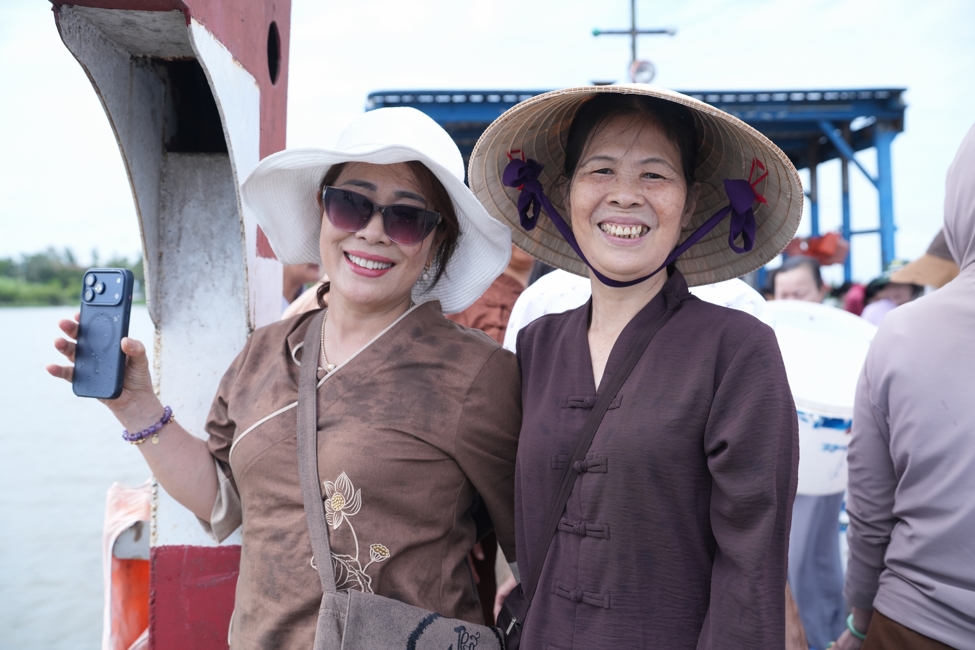 Phóng sinh tại bến phà Bình Mỹ.