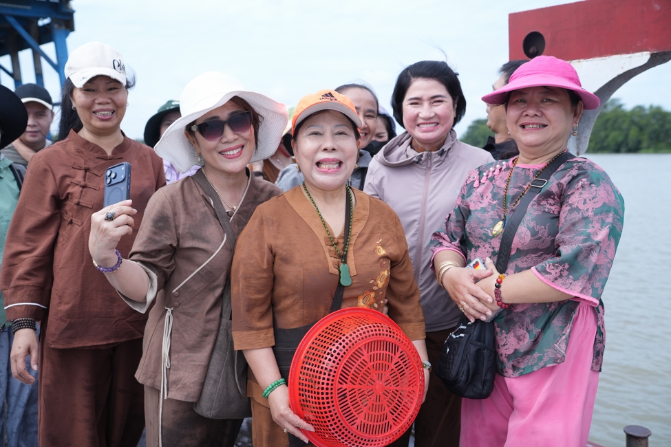 Phóng sinh tại bến phà Bình Mỹ.