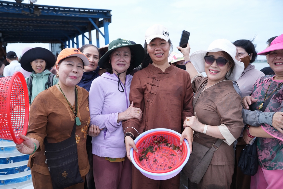 Phóng sinh tại bến phà Bình Mỹ.