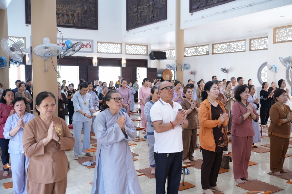 Phóng sinh tại bến phà Bình Mỹ.