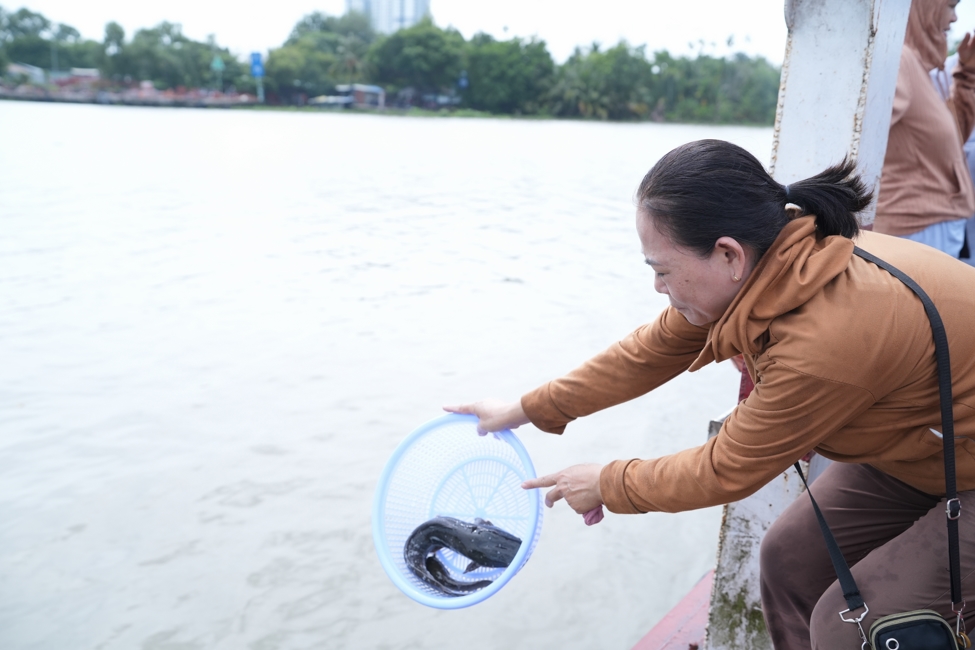 Phóng sinh tại bến phà Bình Mỹ.