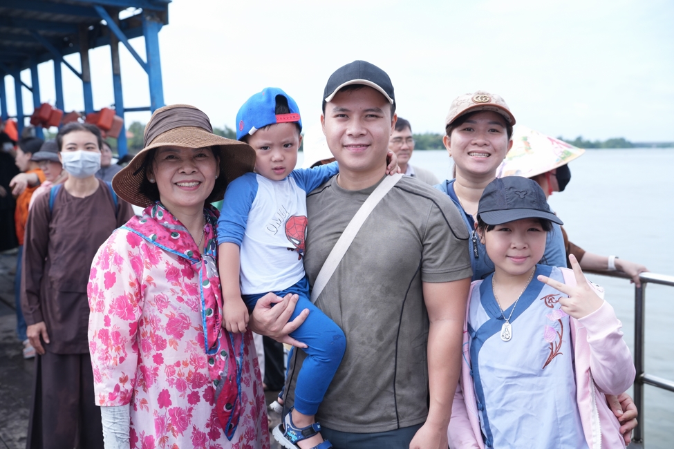 Phóng sinh tại bến phà Bình Mỹ.