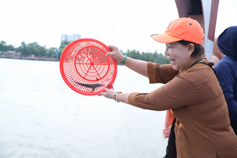 Phóng sinh tại bến phà Bình Mỹ.