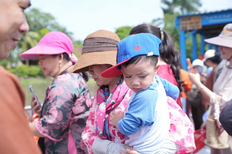 Phóng sinh tại bến phà Bình Mỹ.