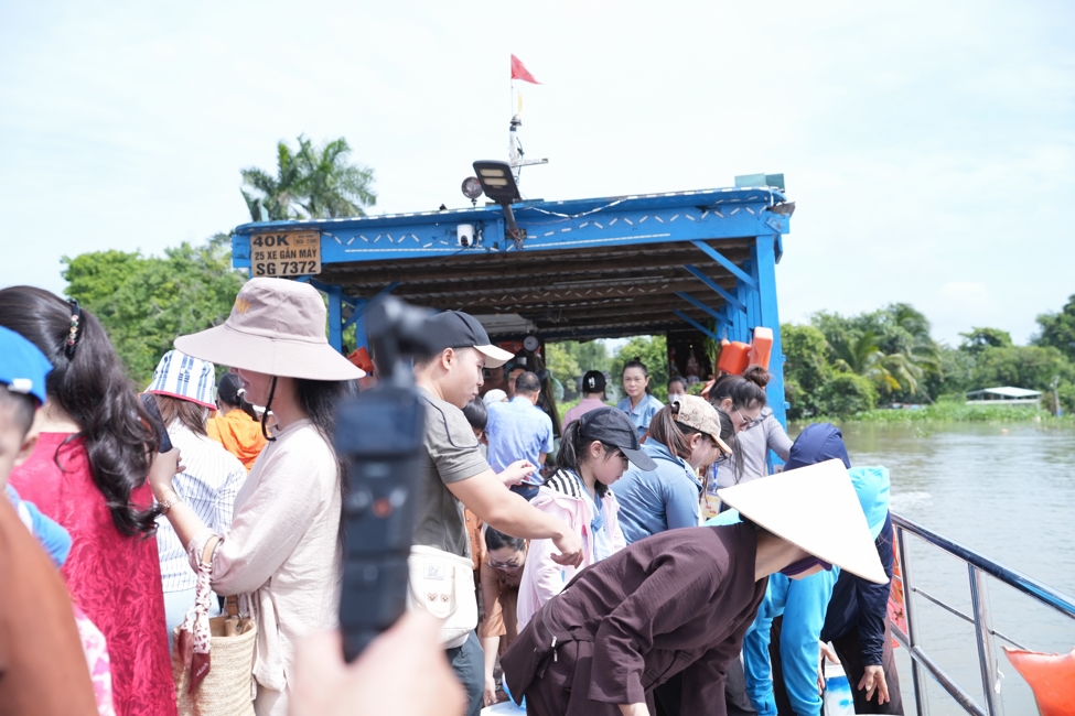 Phóng sinh tại bến phà Bình Mỹ.