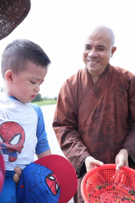 Phóng sinh tại bến phà Bình Mỹ.