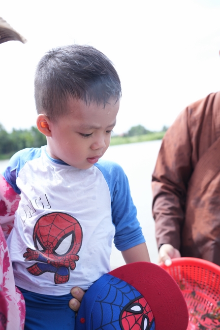 Phóng sinh tại bến phà Bình Mỹ.
