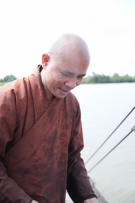 Phóng sinh tại bến phà Bình Mỹ.