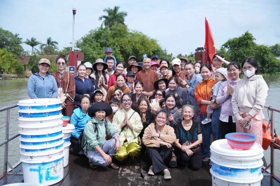 Phóng sinh tại bến phà Bình Mỹ.