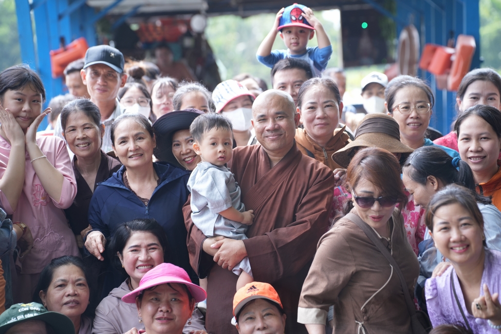 Phóng sinh tại bến phà Bình Mỹ.
