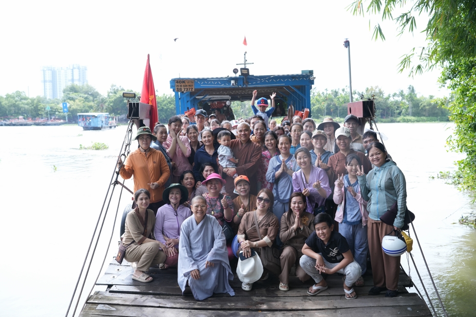 Phóng sinh tại bến phà Bình Mỹ.