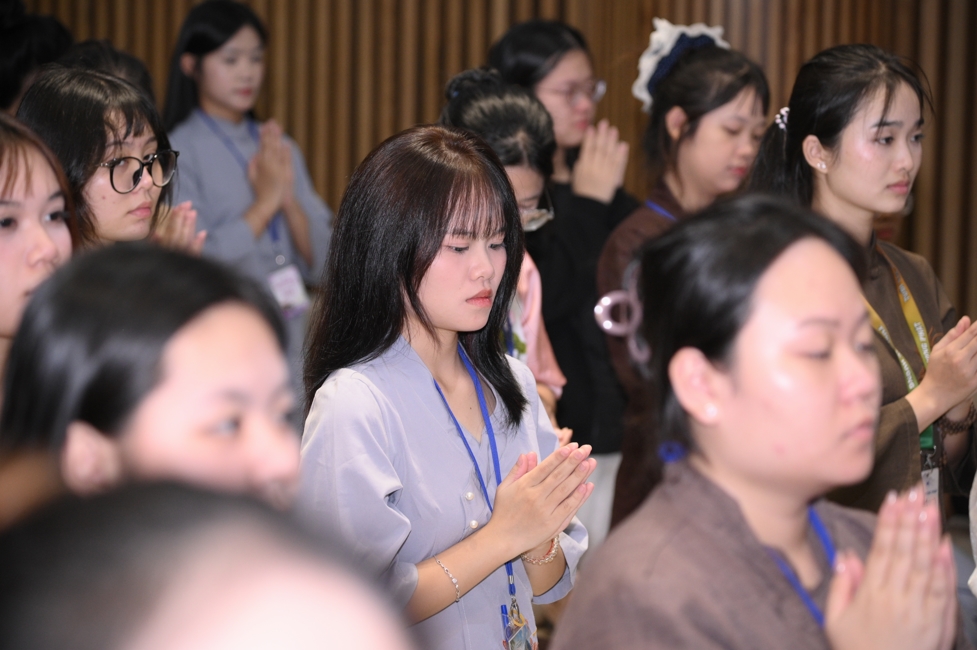 Ceremony of Taking Refuge in the Three Jewels at the 2026 Summer Retreat Life's Slope on the Thursday afternoon.