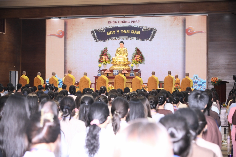 Ceremony of Taking Refuge in the Three Jewels at the 2026 Summer Retreat Life's Slope on the Thursday afternoon.