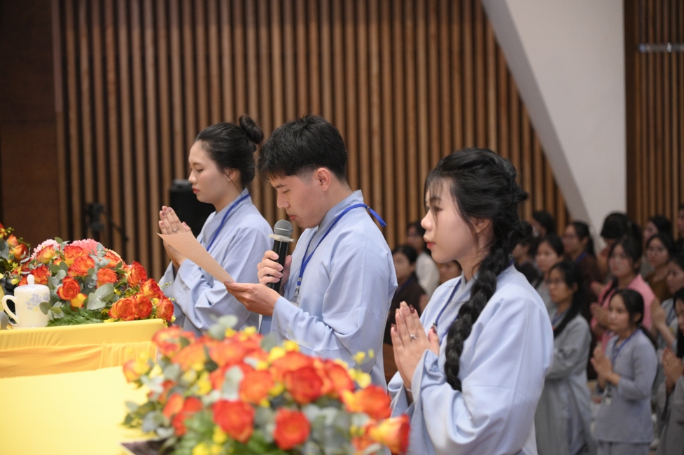 Ceremony of Taking Refuge in the Three Jewels at the 2026 Summer Retreat Life's Slope on the Thursday afternoon.