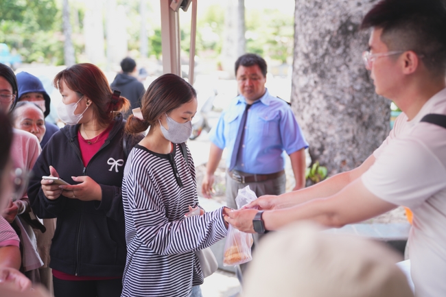 CHÙA HOẰNG PHÁP TỔ CHỨC ĐÃI HƠN 18.0000 BÁNH TIÊU NHÂN MÙA VU LAN 2026.