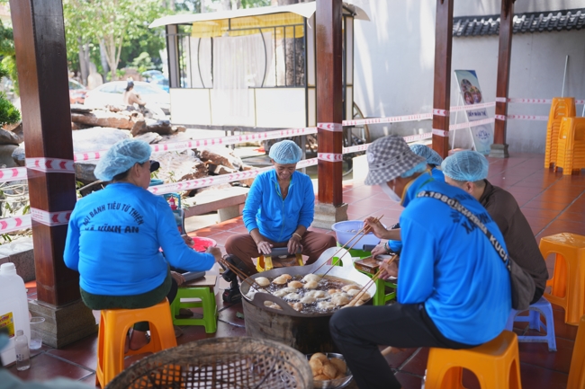 CHÙA HOẰNG PHÁP TỔ CHỨC ĐÃI HƠN 18.0000 BÁNH TIÊU NHÂN MÙA VU LAN 2026.