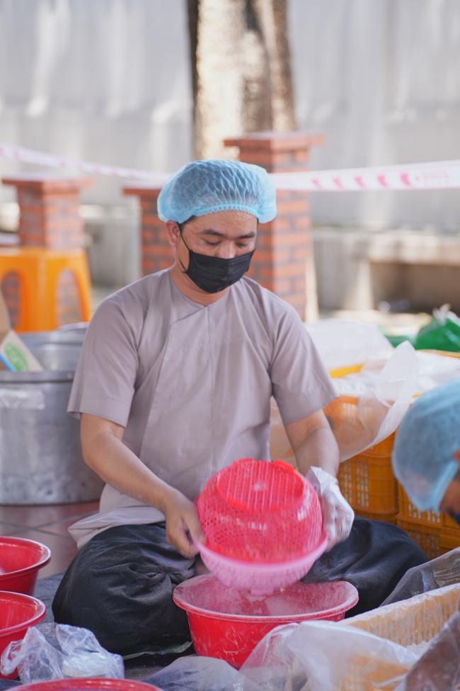 CHÙA HOẰNG PHÁP TỔ CHỨC ĐÃI HƠN 18.0000 BÁNH TIÊU NHÂN MÙA VU LAN 2026.