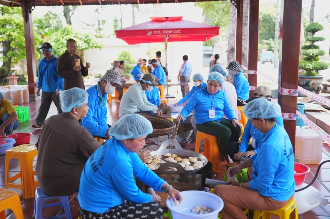 CHÙA HOẰNG PHÁP TỔ CHỨC ĐÃI HƠN 18.0000 BÁNH TIÊU NHÂN MÙA VU LAN 2026.