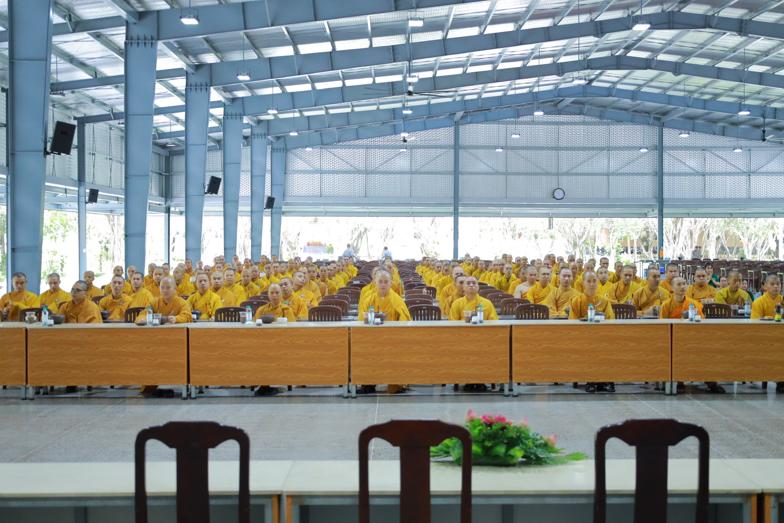 Gia đình Phật tử phát tâm cúng dường nước suối Fujiwa và hơn 700 phần sữa chua nếp cẩm đến Học viện Phật giáo Việt Nam (cơ sở II, Bình Chánh).