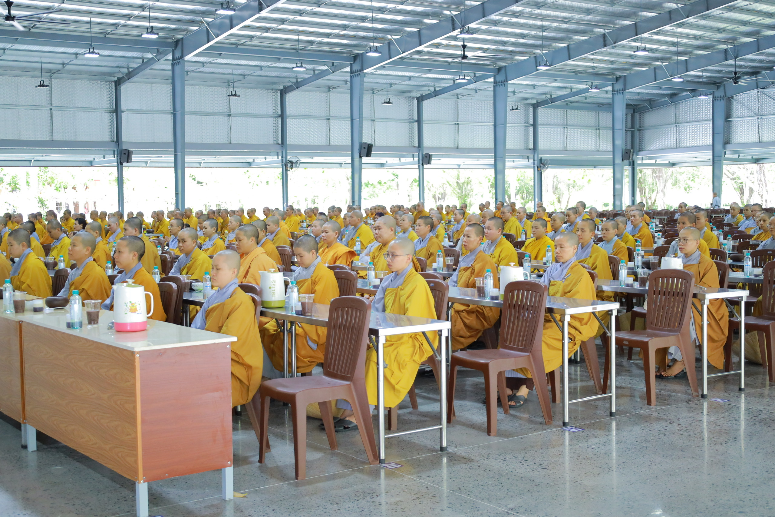 Gia đình Phật tử phát tâm cúng dường nước suối Fujiwa và hơn 700 phần sữa chua nếp cẩm đến Học viện Phật giáo Việt Nam (cơ sở II, Bình Chánh).