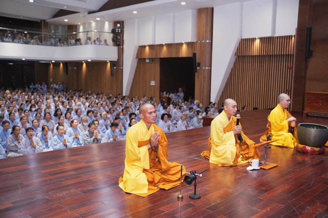 Dharma Talk: The Art of Dharma Gleaning Delivered by Venerable Nun Thich Nu Nhu Lan at the 109th Seven-Day Retreat.