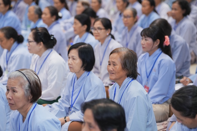 Dharma Talk: The Art of Dharma Gleaning Delivered by Venerable Nun Thich Nu Nhu Lan at the 109th Seven-Day Retreat.