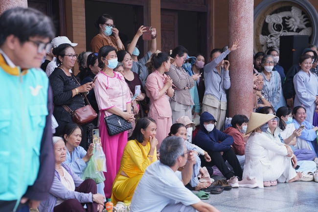 TRANG NGHIÊM THIẾT LỄ CUNG TIỄN TÔN TƯỢNG ĐỨC PHẬT BỔN SƯ THÍCH CA MÂU NI ĐẾN TU VIỆN AM MÂY (HOA KỲ).