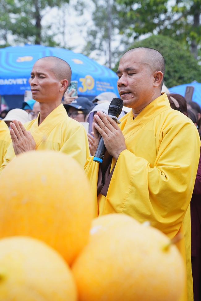 TRANG NGHIÊM THIẾT LỄ CUNG TIỄN TÔN TƯỢNG ĐỨC PHẬT BỔN SƯ THÍCH CA MÂU NI ĐẾN TU VIỆN AM MÂY (HOA KỲ).