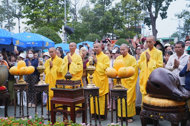 TRANG NGHIÊM THIẾT LỄ CUNG TIỄN TÔN TƯỢNG ĐỨC PHẬT BỔN SƯ THÍCH CA MÂU NI ĐẾN TU VIỆN AM MÂY (HOA KỲ).
