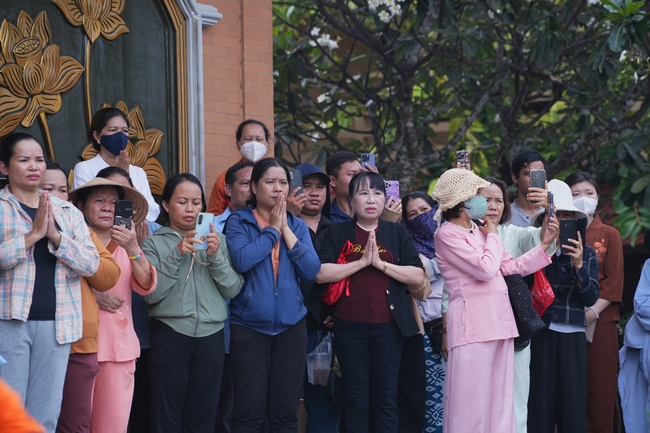 TRANG NGHIÊM THIẾT LỄ CUNG TIỄN TÔN TƯỢNG ĐỨC PHẬT BỔN SƯ THÍCH CA MÂU NI ĐẾN TU VIỆN AM MÂY (HOA KỲ).