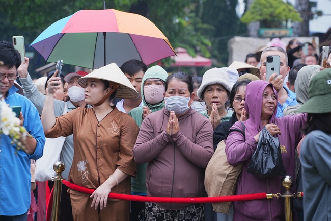 TRANG NGHIÊM THIẾT LỄ CUNG TIỄN TÔN TƯỢNG ĐỨC PHẬT BỔN SƯ THÍCH CA MÂU NI ĐẾN TU VIỆN AM MÂY (HOA KỲ).