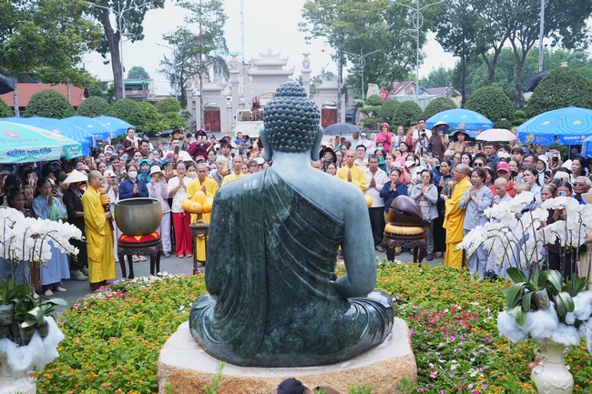 TRANG NGHIÊM THIẾT LỄ CUNG TIỄN TÔN TƯỢNG ĐỨC PHẬT BỔN SƯ THÍCH CA MÂU NI ĐẾN TU VIỆN AM MÂY (HOA KỲ).