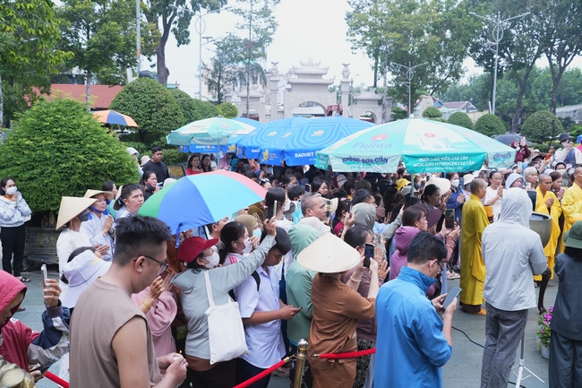 TRANG NGHIÊM THIẾT LỄ CUNG TIỄN TÔN TƯỢNG ĐỨC PHẬT BỔN SƯ THÍCH CA MÂU NI ĐẾN TU VIỆN AM MÂY (HOA KỲ).