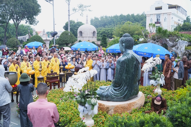 TRANG NGHIÊM THIẾT LỄ CUNG TIỄN TÔN TƯỢNG ĐỨC PHẬT BỔN SƯ THÍCH CA MÂU NI ĐẾN TU VIỆN AM MÂY (HOA KỲ).