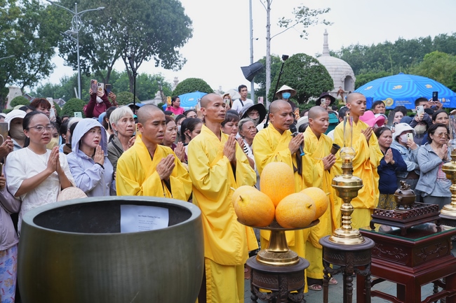 TRANG NGHIÊM THIẾT LỄ CUNG TIỄN TÔN TƯỢNG ĐỨC PHẬT BỔN SƯ THÍCH CA MÂU NI ĐẾN TU VIỆN AM MÂY (HOA KỲ).