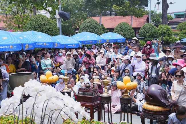 TRANG NGHIÊM THIẾT LỄ CUNG TIỄN TÔN TƯỢNG ĐỨC PHẬT BỔN SƯ THÍCH CA MÂU NI ĐẾN TU VIỆN AM MÂY (HOA KỲ).