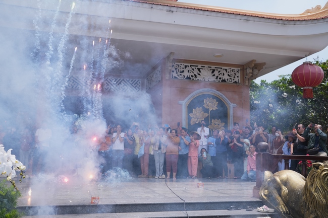 TRANG NGHIÊM THIẾT LỄ CUNG TIỄN TÔN TƯỢNG ĐỨC PHẬT BỔN SƯ THÍCH CA MÂU NI ĐẾN TU VIỆN AM MÂY (HOA KỲ).